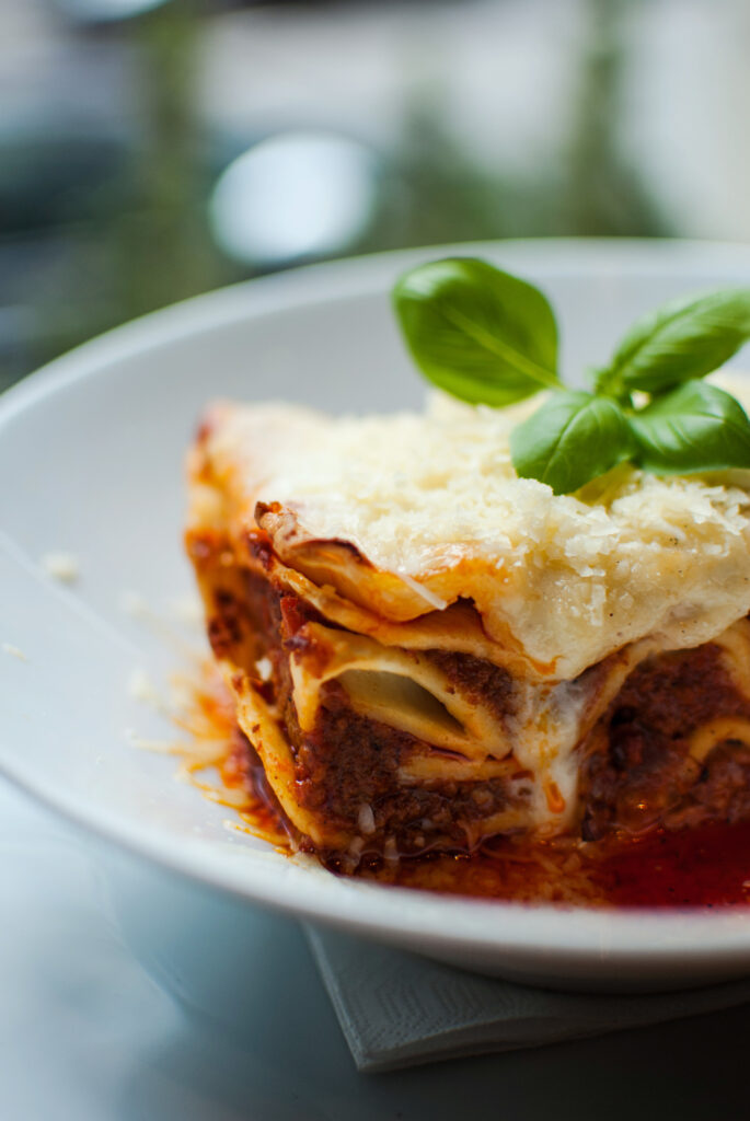 Lasagne bolognaise dans une assiette en céramique