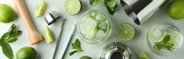 Ingrédients pour un Mojito authentique disposés sur une table