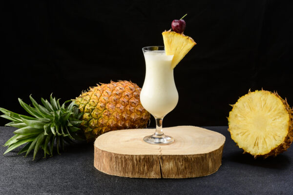 Verre de Piña Colada avec décoration d'ananas