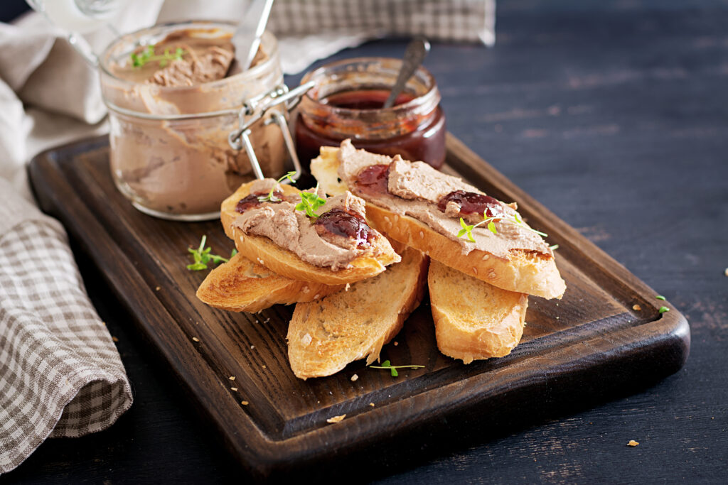 Foie gras au torchon sur planche à découper