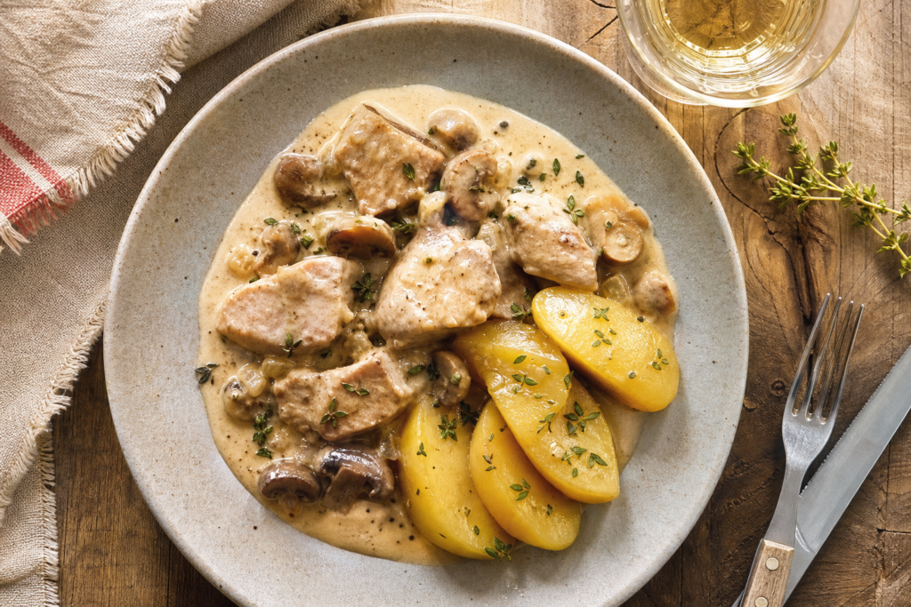 Fricassée de veau à la normande, pommes fondantes et champignons — illustration 1