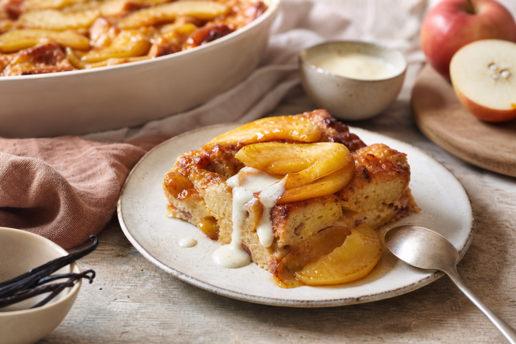 Gâteau de pain perdu aux pommes caramélisées et crème vanillée — illustration 1