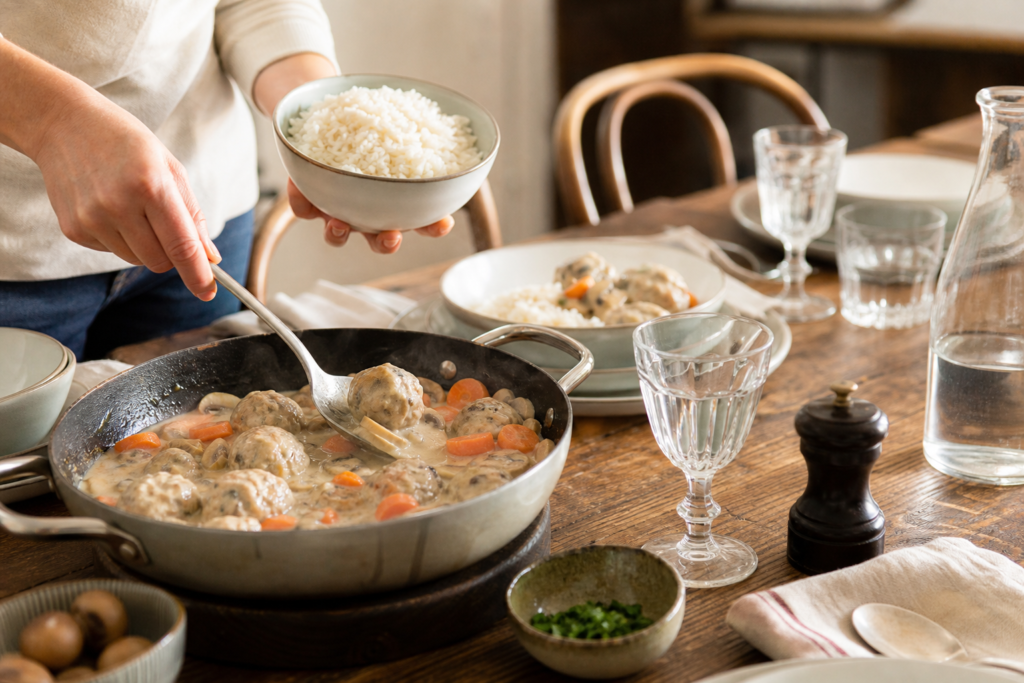 Blanquette de boulettes de veau aux carottes et champignons, riz parfumé — illustration 1