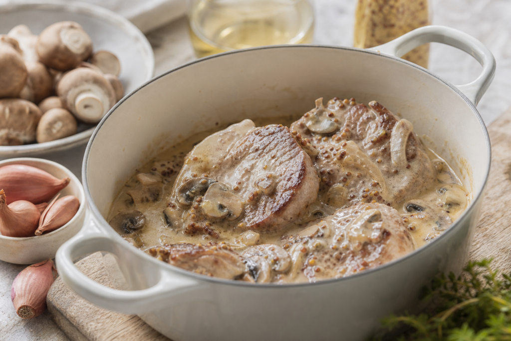 Échine de porc mijotée au vin blanc, champignons et moutarde ancienne — illustration 1