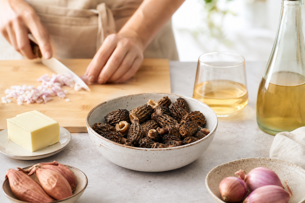 Poulet au vin jaune et aux morilles, pommes de terre fondantes au beurre — illustration 1