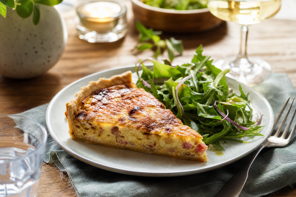 Quiche lorraine à la moutarde et aux oignons confits, recette rustique et conviviale — illustration 1