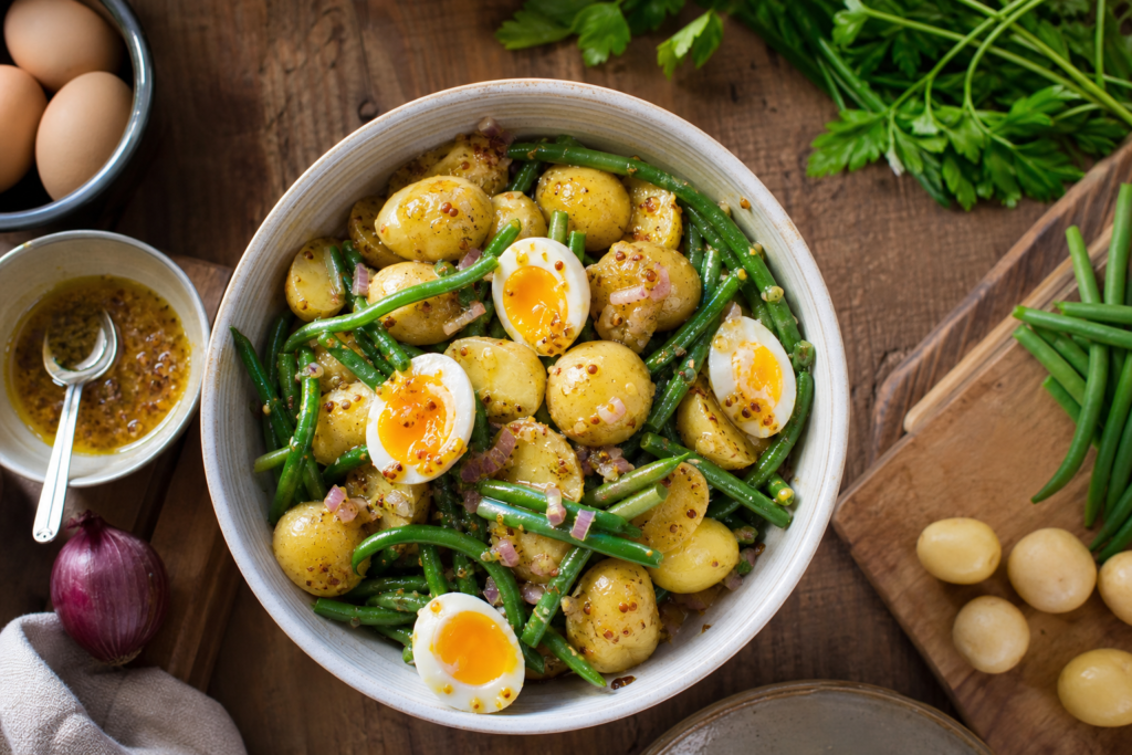 Salade tiède de pommes de terre nouvelles, œufs mollets, haricots verts et vinaigrette à l’ancienne — illustration 1