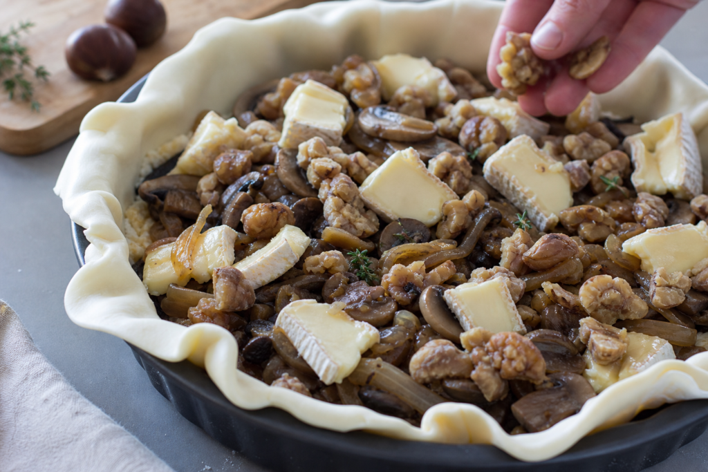 Tourte rustique aux champignons, marrons et reblochon, oignons confits au thym — illustration 1