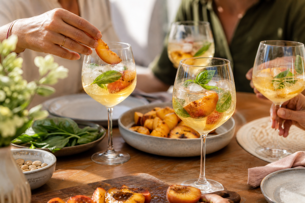 Spritz au vin blanc, pêche rôtie et basilic : le cocktail économique et gourmand — illustration 1